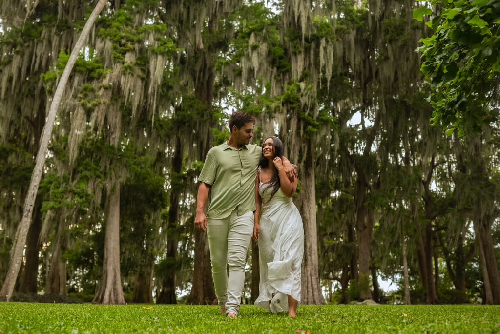 Mariana e Davih abraçados no ensaio pré-wedding